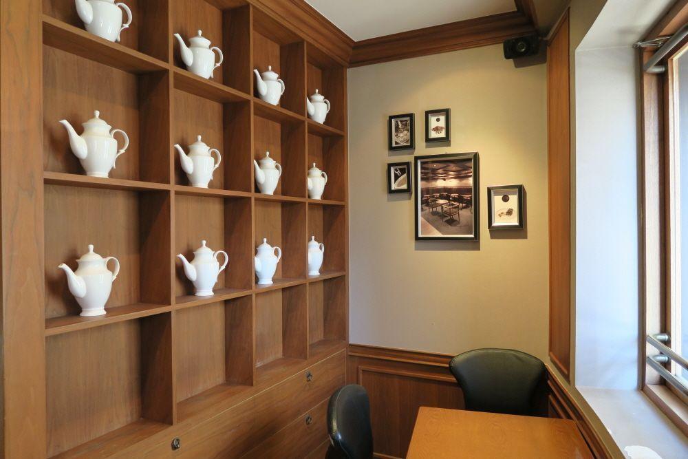 Các bình trà và đồ trang trí bằng sứ trắng, tạo không khí ấm cúng trong quán cà phê True Us.